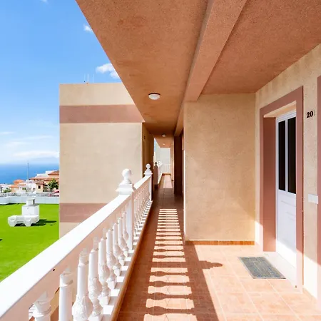 Menores Sea View 아데제