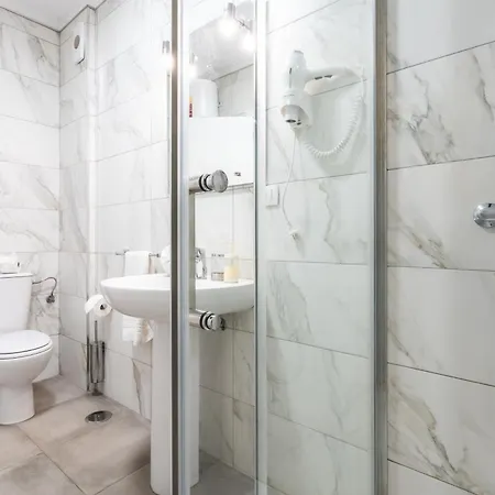 מלון דירות Menores Sea View אדחה